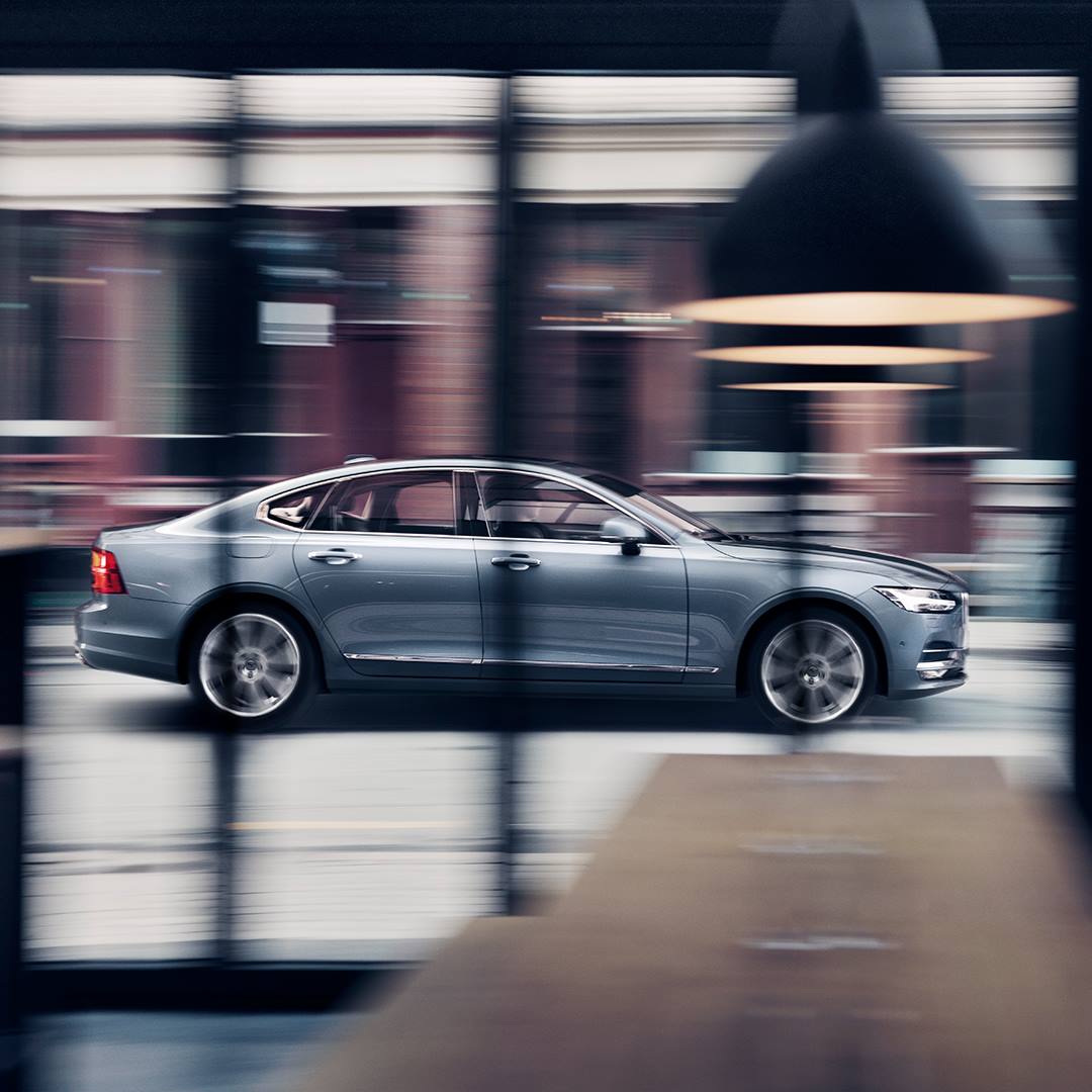 Volvo: Πόσο γρήγορα νομίζετε ότι πορεύεται αυτό το αυτοκίνητο; Προσοχή: Είναι δύσκολο να εκτιμηθεί η πραγματική ταχύτητα. (video)